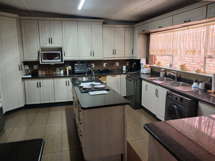 4 Bedroom Property for Sale in Huttenheights KwaZulu-Natal