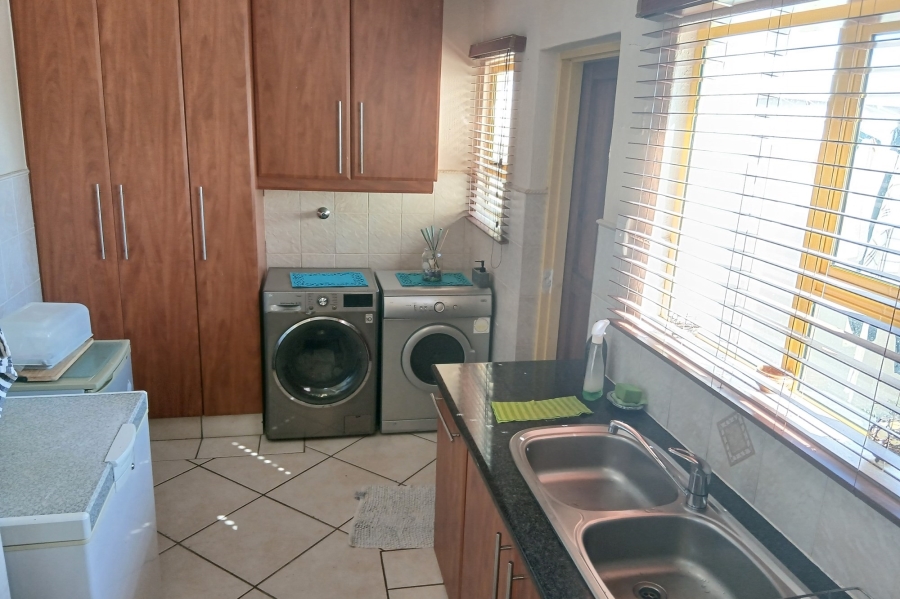 To Let 4 Bedroom Property for Rent in Uvongo KwaZulu-Natal