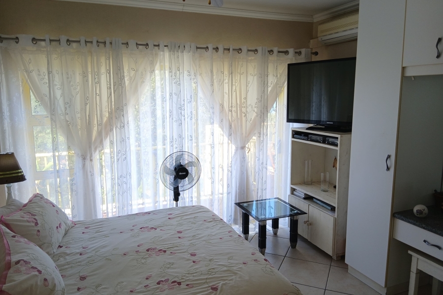 To Let 4 Bedroom Property for Rent in Uvongo KwaZulu-Natal