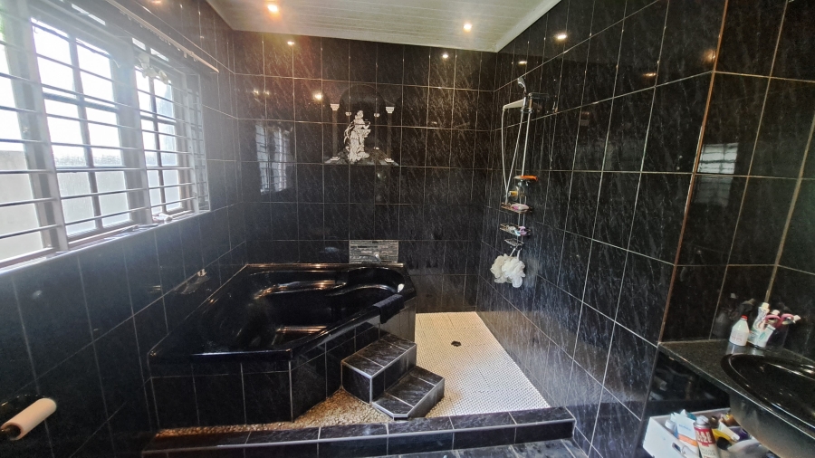 5 Bedroom Property for Sale in Meer En See KwaZulu-Natal