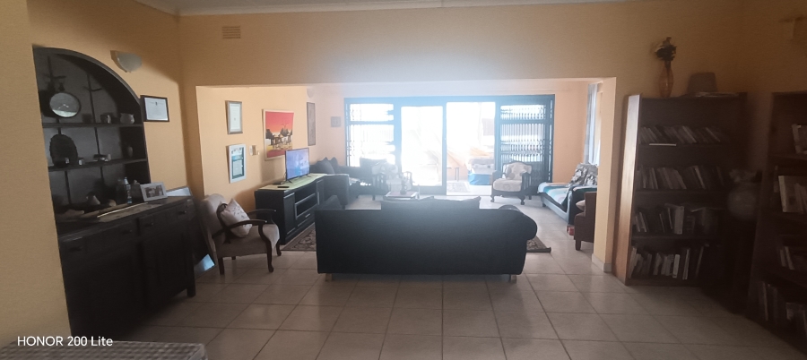 6 Bedroom Property for Sale in Uvongo KwaZulu-Natal