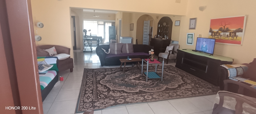 6 Bedroom Property for Sale in Uvongo KwaZulu-Natal