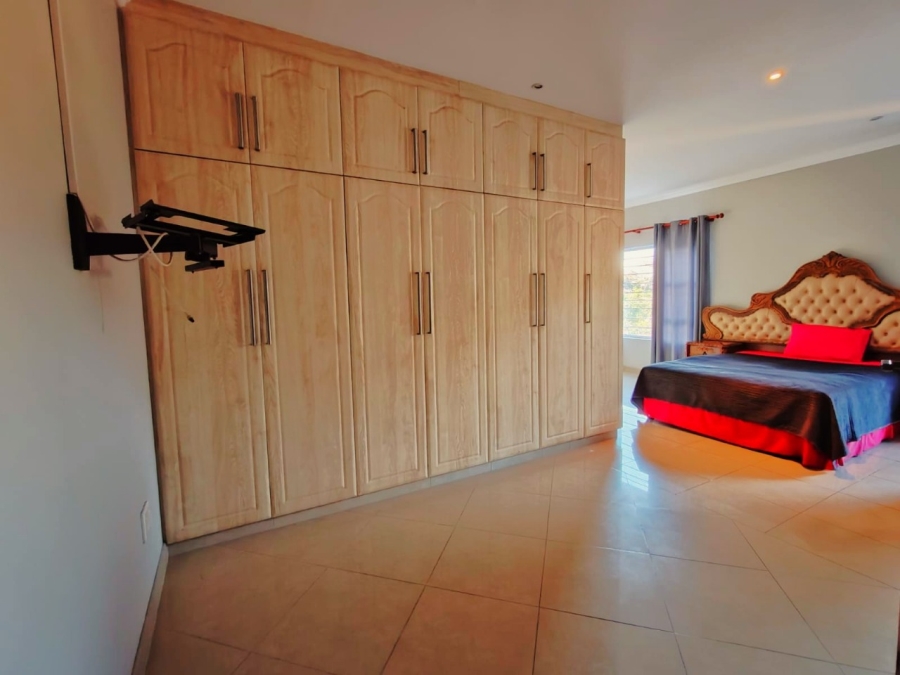 6 Bedroom Property for Sale in Umtentweni KwaZulu-Natal