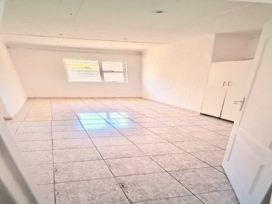 6 Bedroom Property for Sale in Umtentweni KwaZulu-Natal