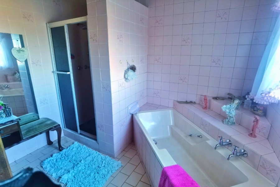 5 Bedroom Property for Sale in Sunnyridge KwaZulu-Natal