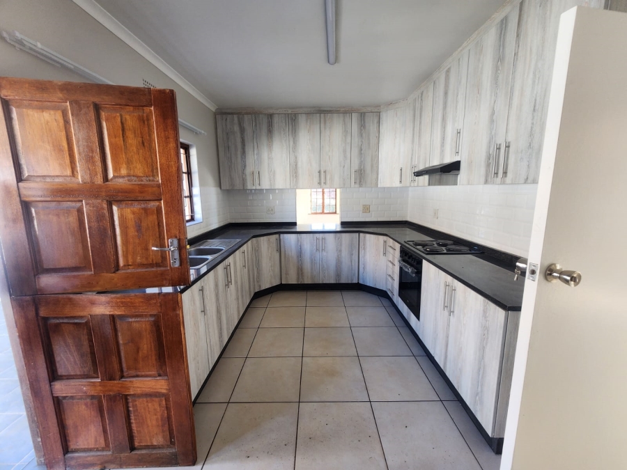 To Let 4 Bedroom Property for Rent in Kloof KwaZulu-Natal