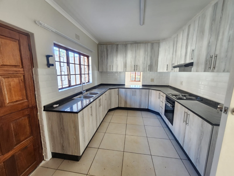 To Let 4 Bedroom Property for Rent in Kloof KwaZulu-Natal