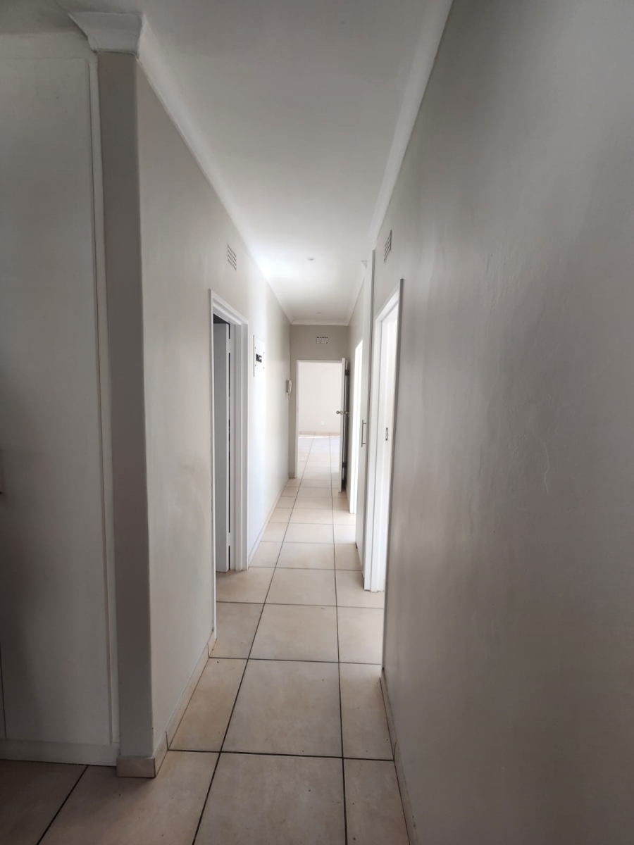 To Let 4 Bedroom Property for Rent in Kloof KwaZulu-Natal