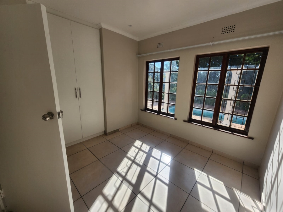 To Let 4 Bedroom Property for Rent in Kloof KwaZulu-Natal