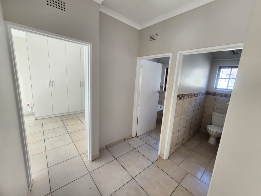 To Let 4 Bedroom Property for Rent in Kloof KwaZulu-Natal