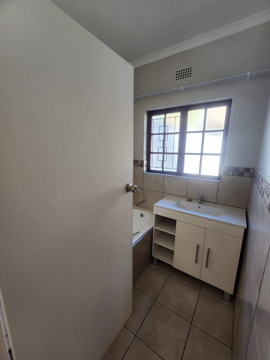 To Let 4 Bedroom Property for Rent in Kloof KwaZulu-Natal