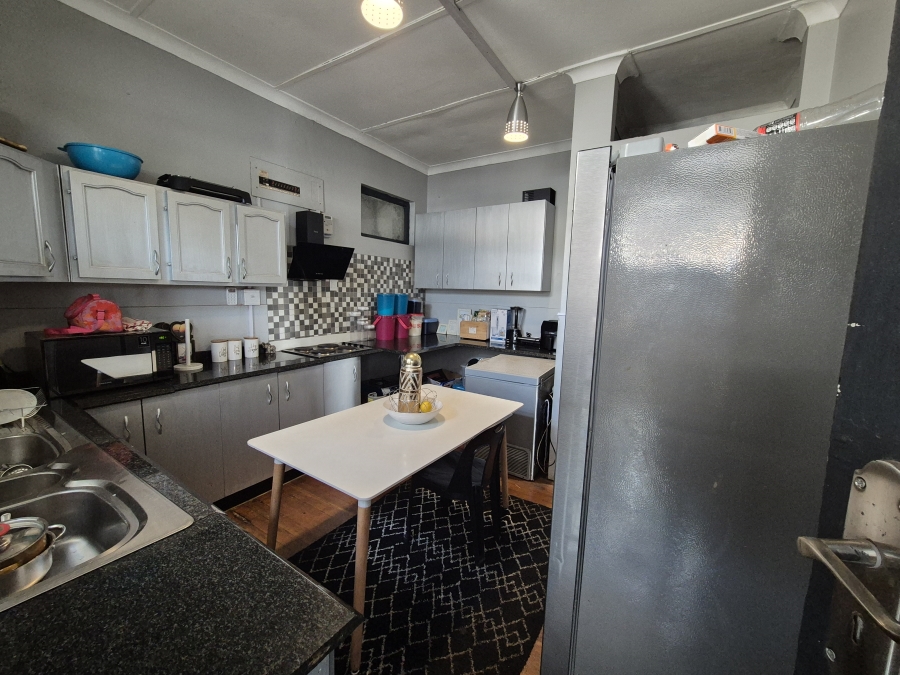 To Let 4 Bedroom Property for Rent in Montclair KwaZulu-Natal