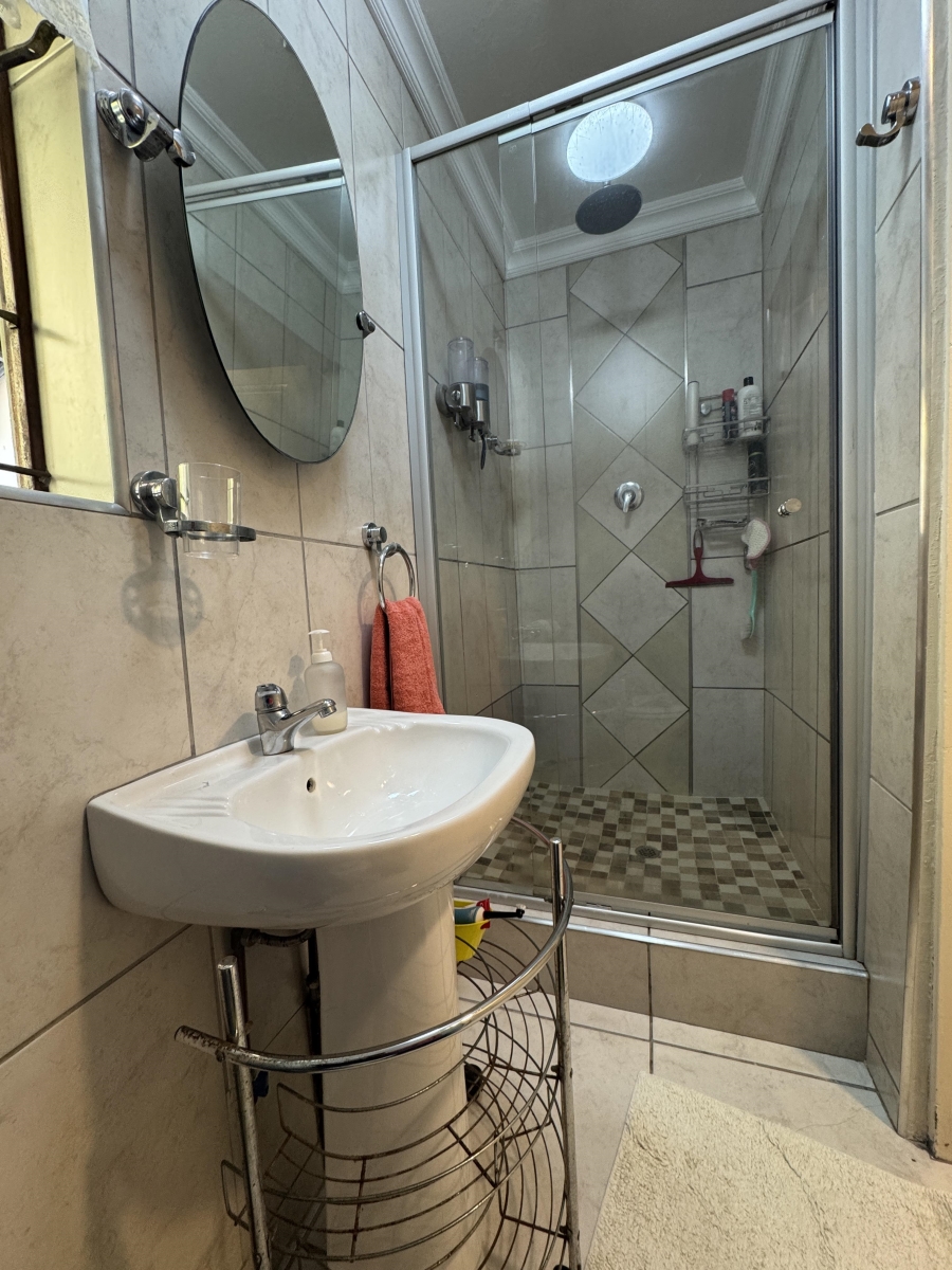 2 Bedroom Property for Sale in Kloof KwaZulu-Natal