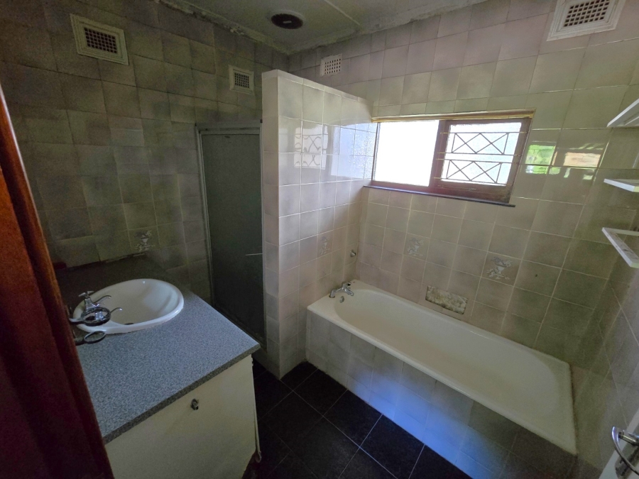 To Let 5 Bedroom Property for Rent in Uvongo KwaZulu-Natal