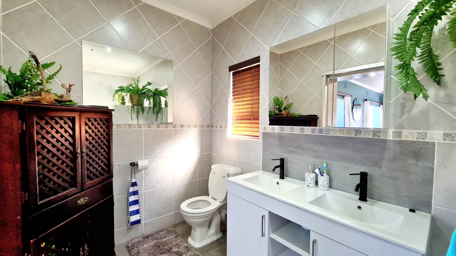 4 Bedroom Property for Sale in Hibberdene KwaZulu-Natal