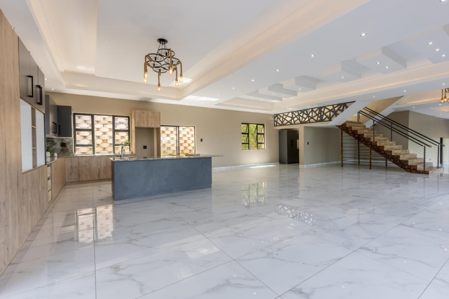 5 Bedroom Property for Sale in Cowies Hill KwaZulu-Natal