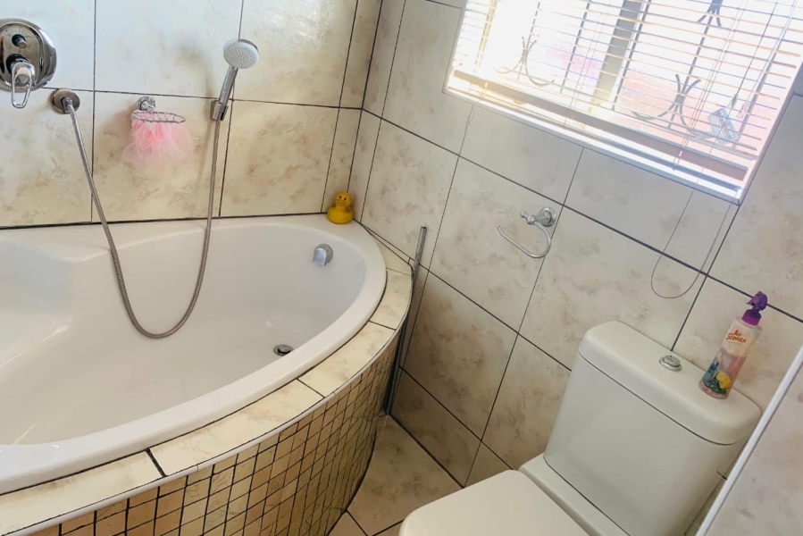 4 Bedroom Property for Sale in Acaciaville KwaZulu-Natal