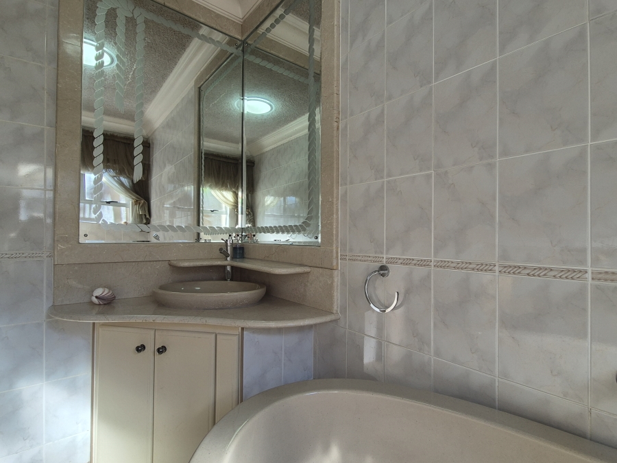 4 Bedroom Property for Sale in Tinley Manor KwaZulu-Natal
