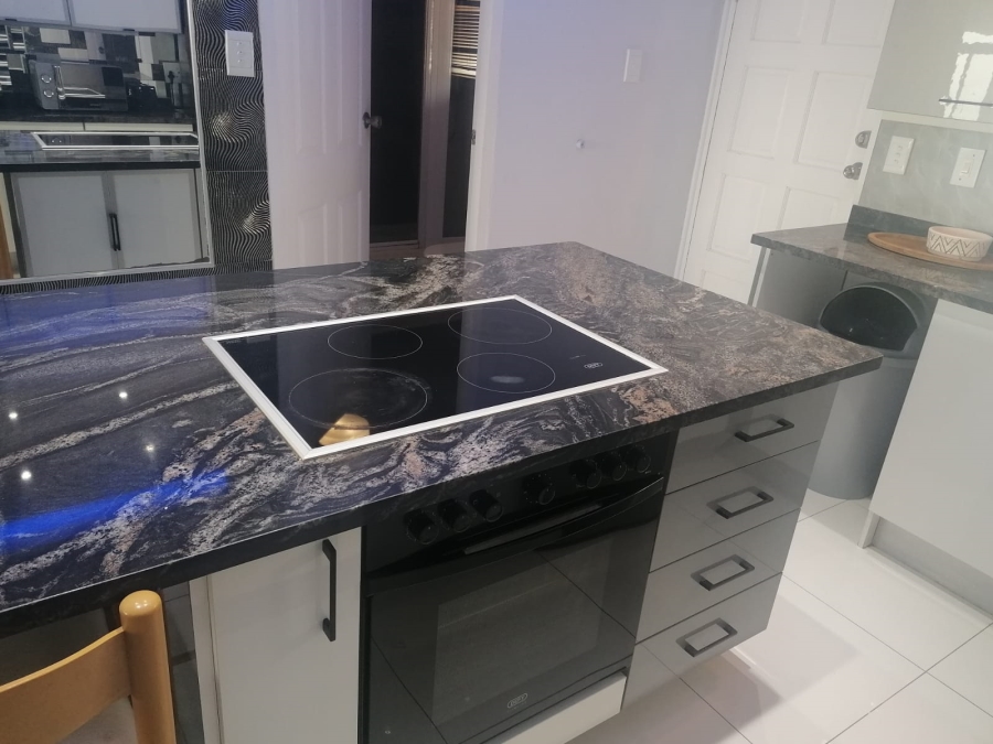 To Let 2 Bedroom Property for Rent in Amanzimtoti KwaZulu-Natal