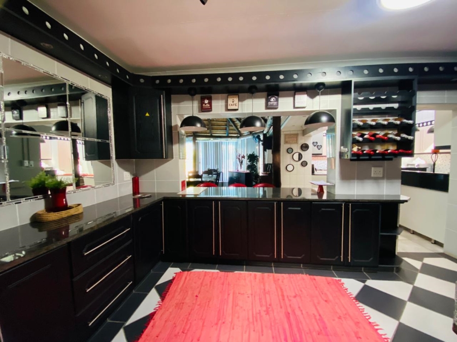 6 Bedroom Property for Sale in Meer En See KwaZulu-Natal