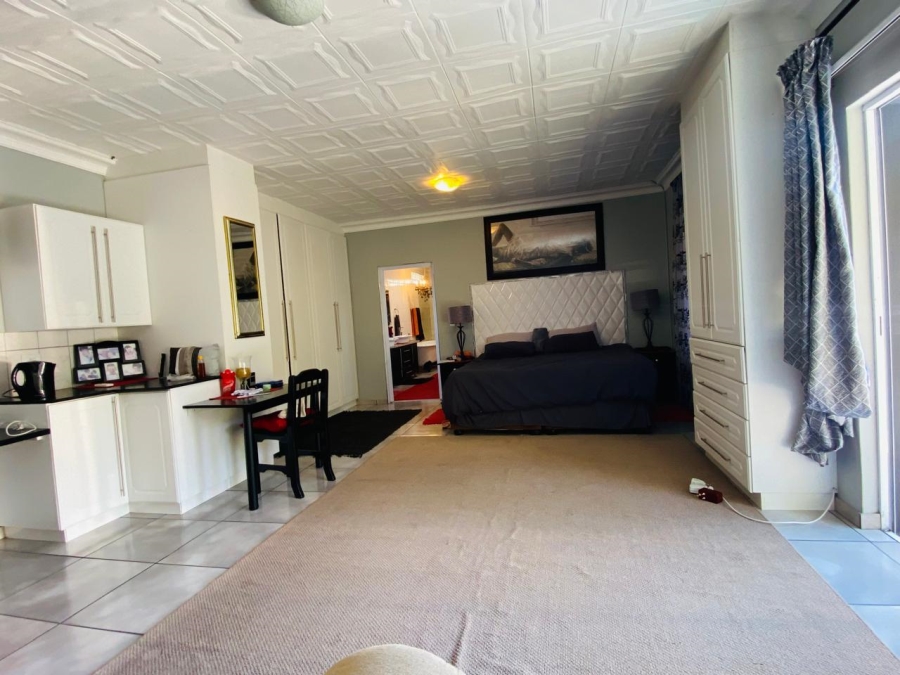 6 Bedroom Property for Sale in Meer En See KwaZulu-Natal