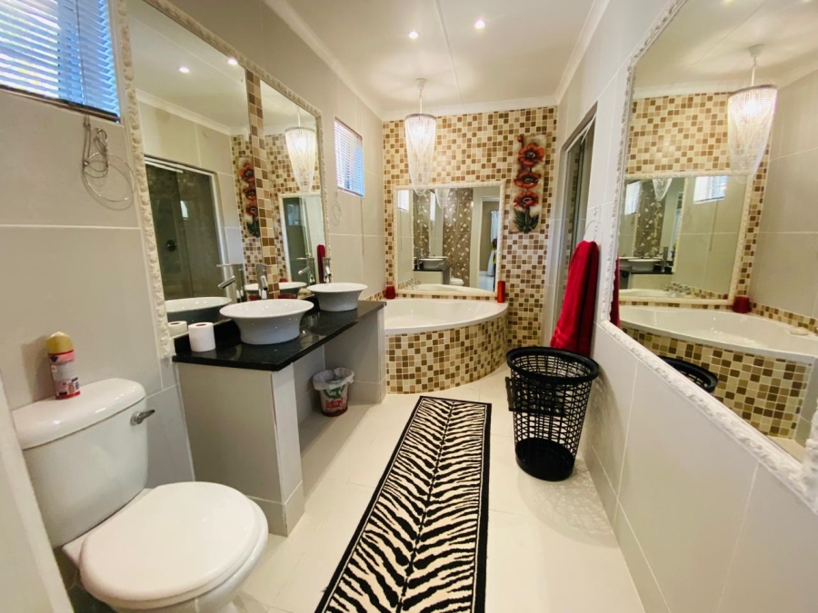 6 Bedroom Property for Sale in Meer En See KwaZulu-Natal