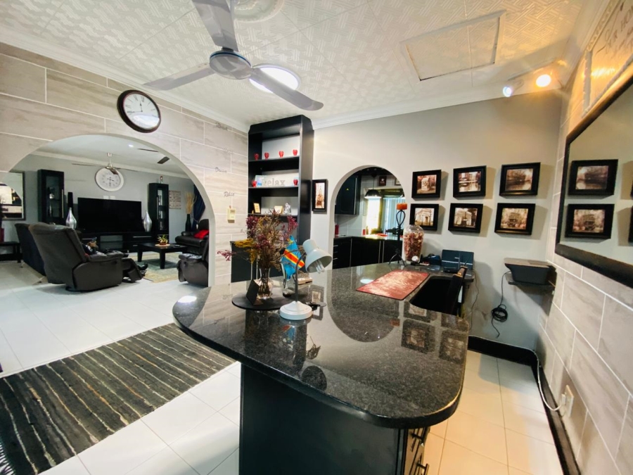 6 Bedroom Property for Sale in Meer En See KwaZulu-Natal