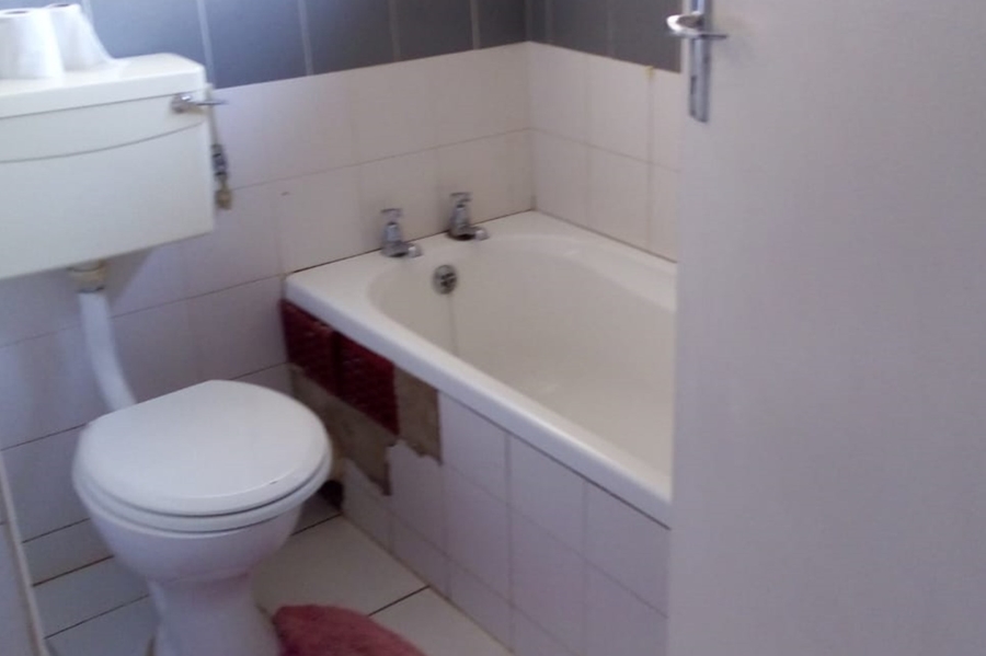 To Let 2 Bedroom Property for Rent in Port Edward KwaZulu-Natal