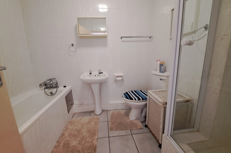 To Let 2 Bedroom Property for Rent in Uvongo KwaZulu-Natal