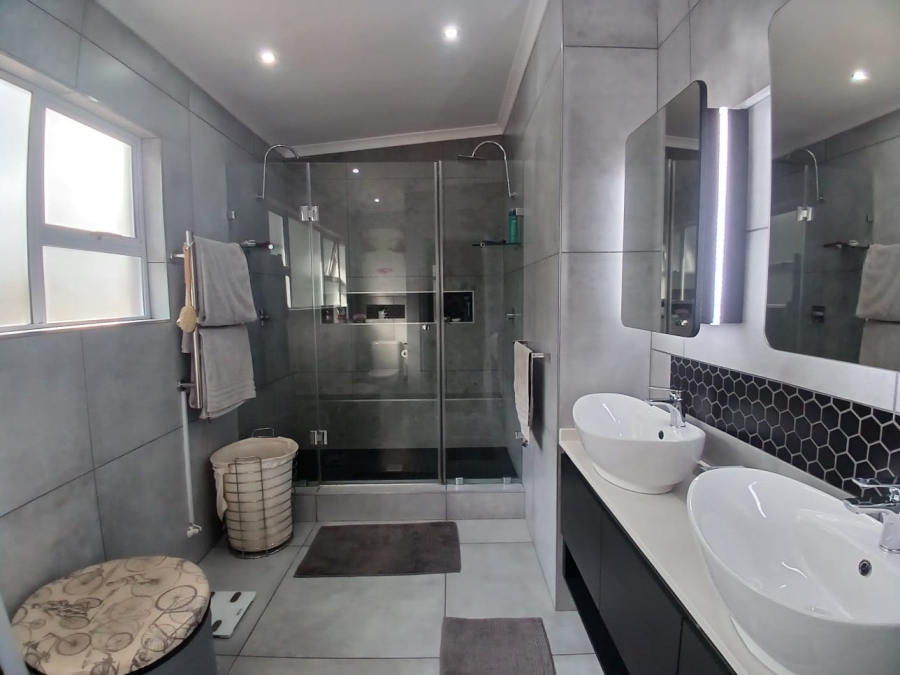 5 Bedroom Property for Sale in Gillitts KwaZulu-Natal