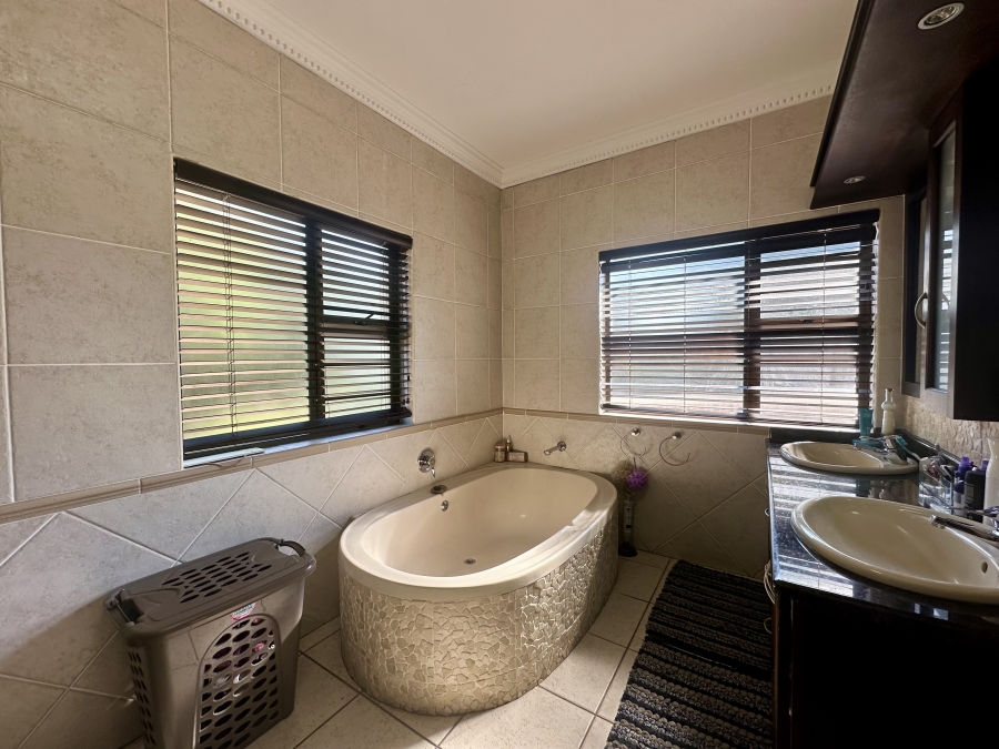 4 Bedroom Property for Sale in Meer En See KwaZulu-Natal