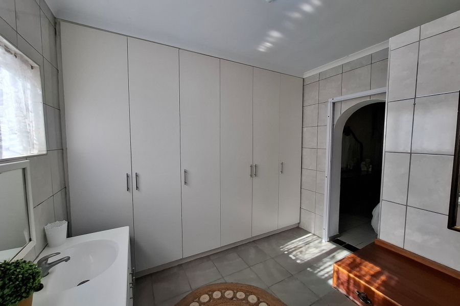 6 Bedroom Property for Sale in Manaba Beach KwaZulu-Natal
