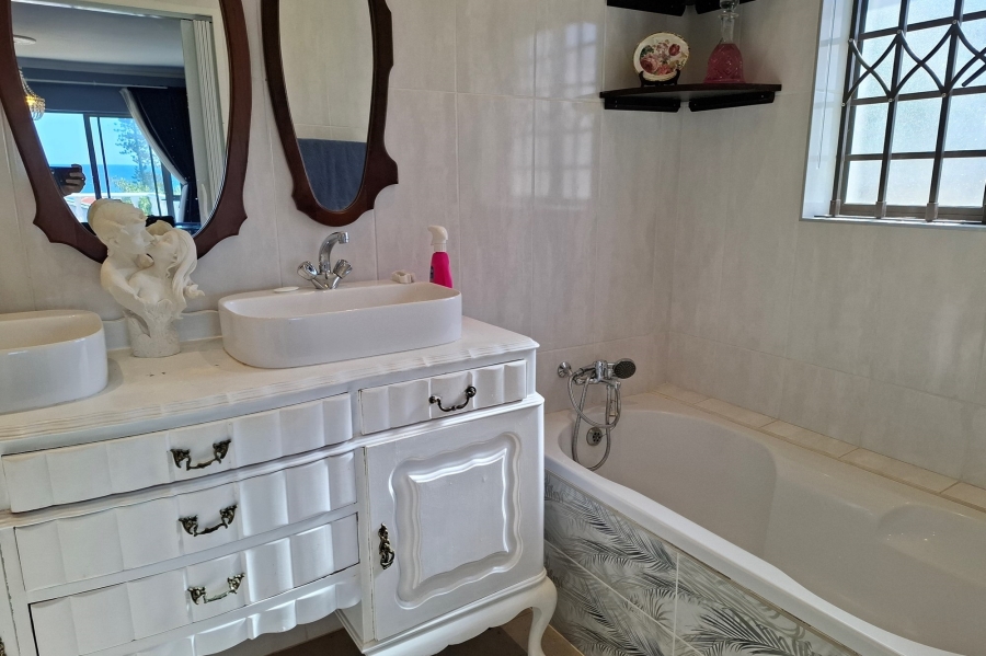 6 Bedroom Property for Sale in Manaba Beach KwaZulu-Natal