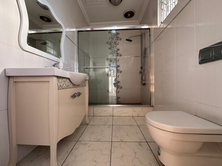 5 Bedroom Property for Sale in Somerset Park KwaZulu-Natal