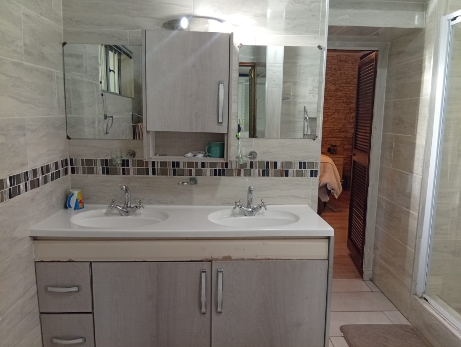 4 Bedroom Property for Sale in Kloof KwaZulu-Natal