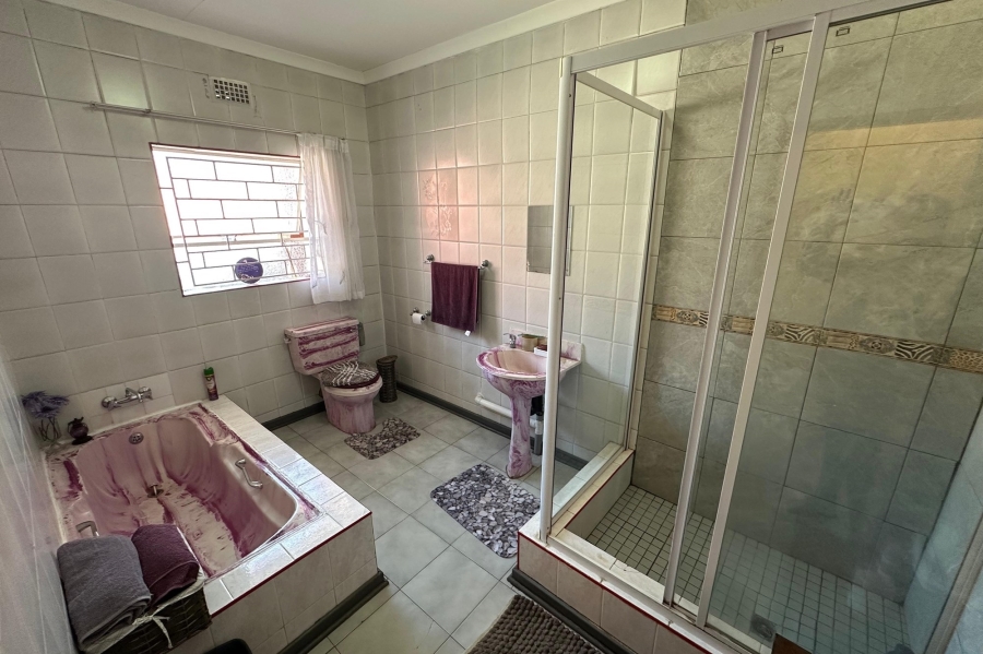 5 Bedroom Property for Sale in Lennoxton KwaZulu-Natal