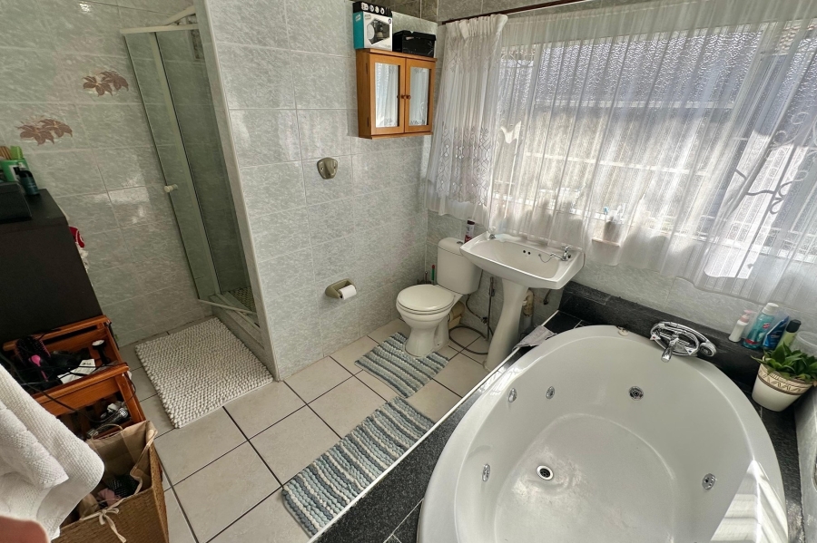 4 Bedroom Property for Sale in Lennoxton KwaZulu-Natal