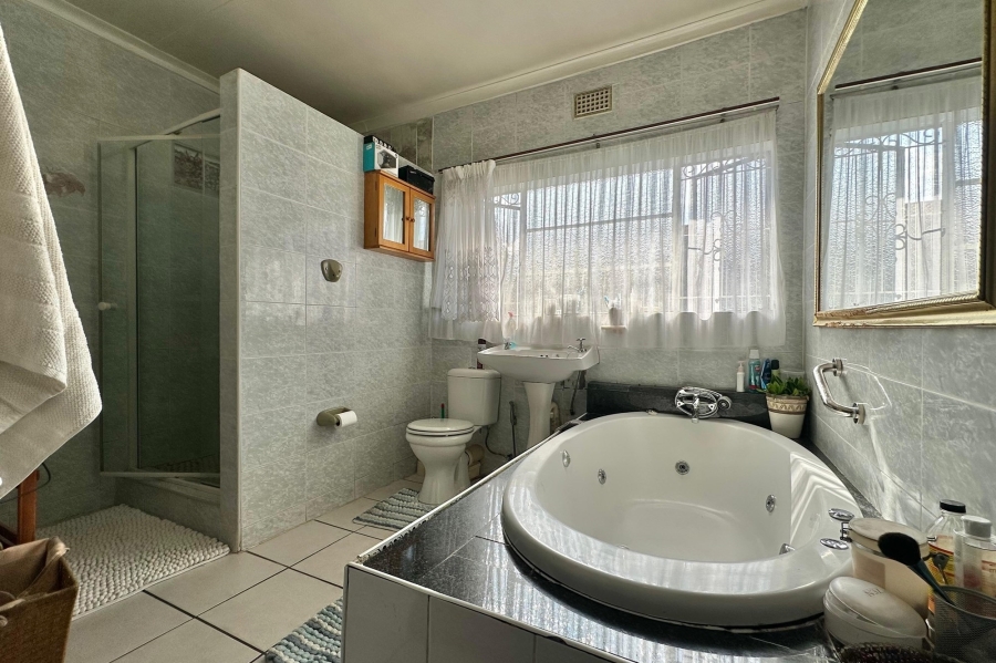 4 Bedroom Property for Sale in Lennoxton KwaZulu-Natal