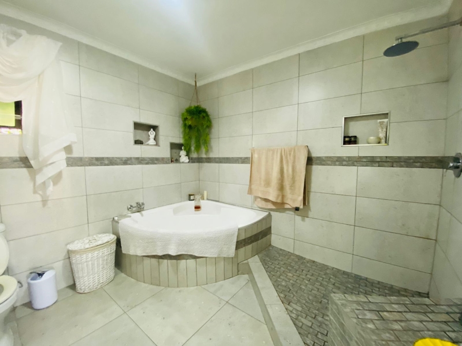 4 Bedroom Property for Sale in Meer En See KwaZulu-Natal