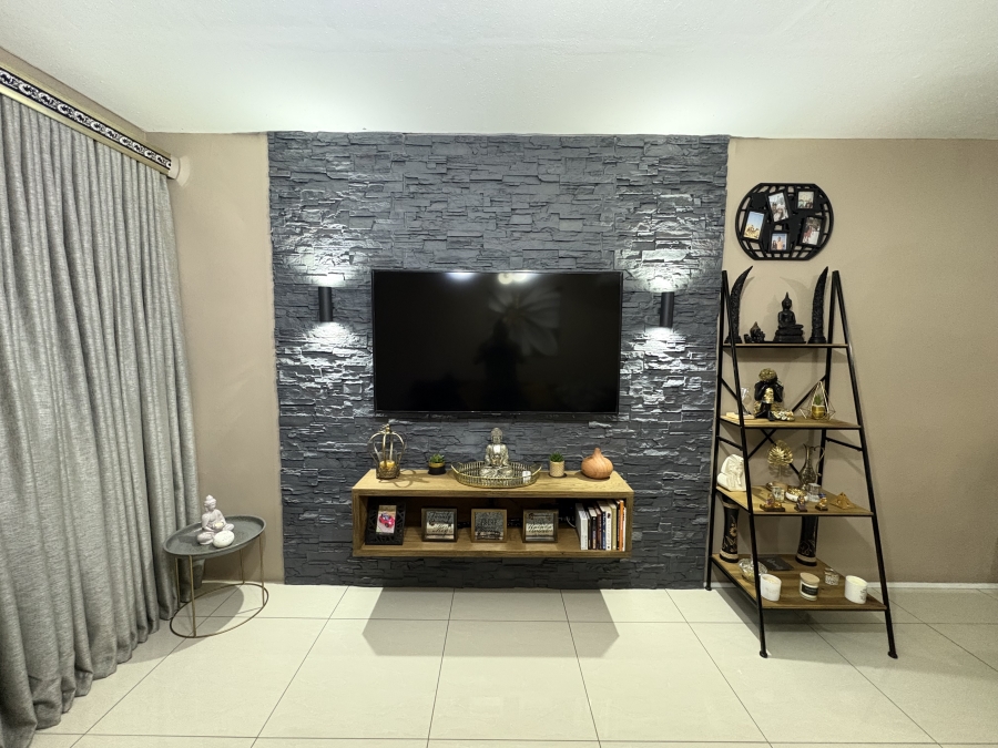 3 Bedroom Property for Sale in Northcroft KwaZulu-Natal