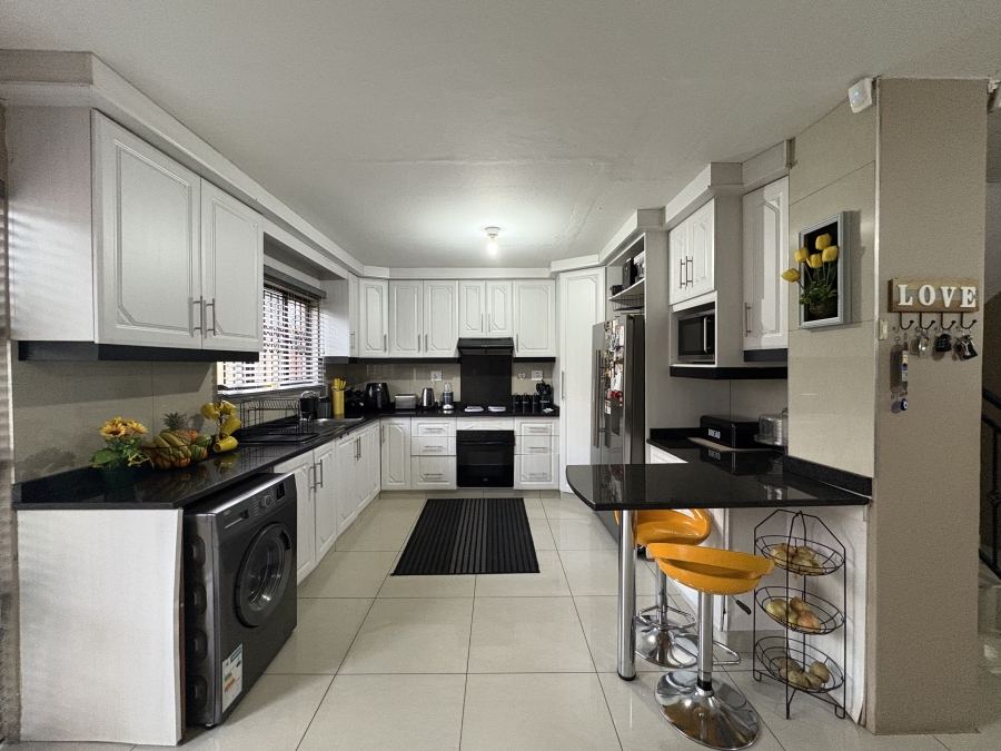 3 Bedroom Property for Sale in Northcroft KwaZulu-Natal