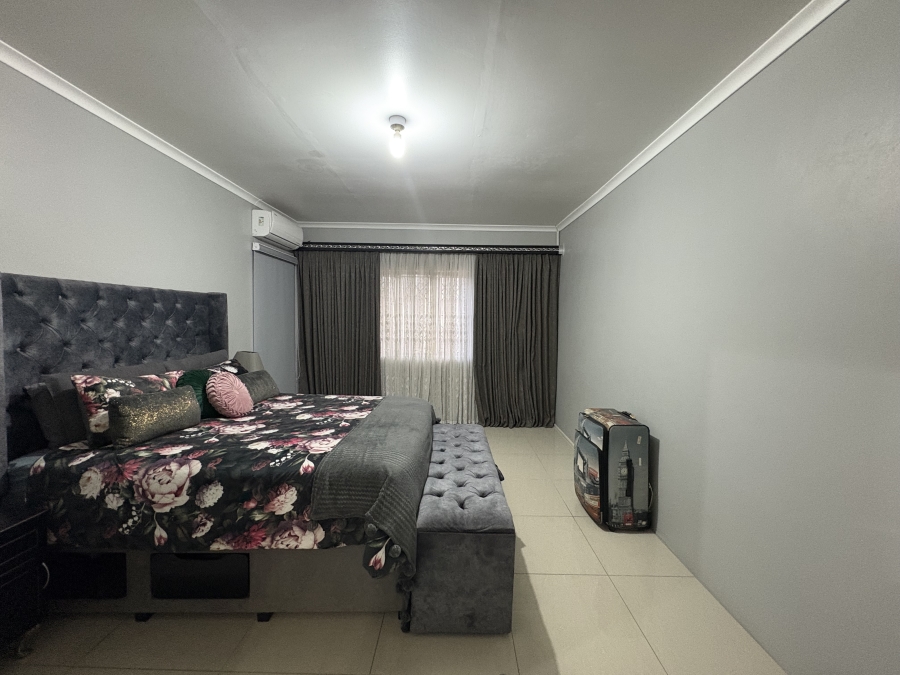 3 Bedroom Property for Sale in Northcroft KwaZulu-Natal