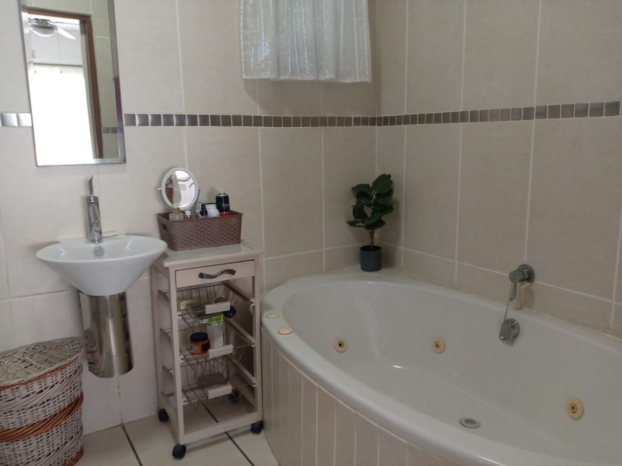 4 Bedroom Property for Sale in Meer En See KwaZulu-Natal