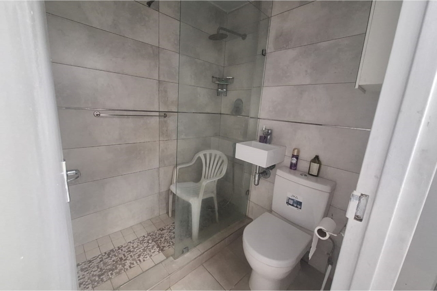 1 Bedroom Property for Sale in Essenwood KwaZulu-Natal