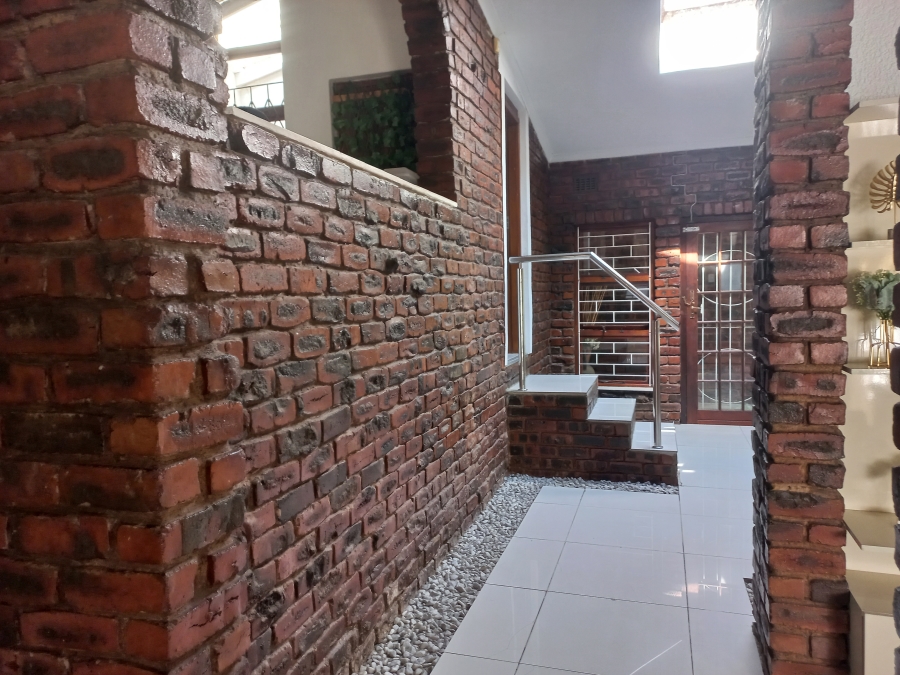 5 Bedroom Property for Sale in Amanzimtoti KwaZulu-Natal