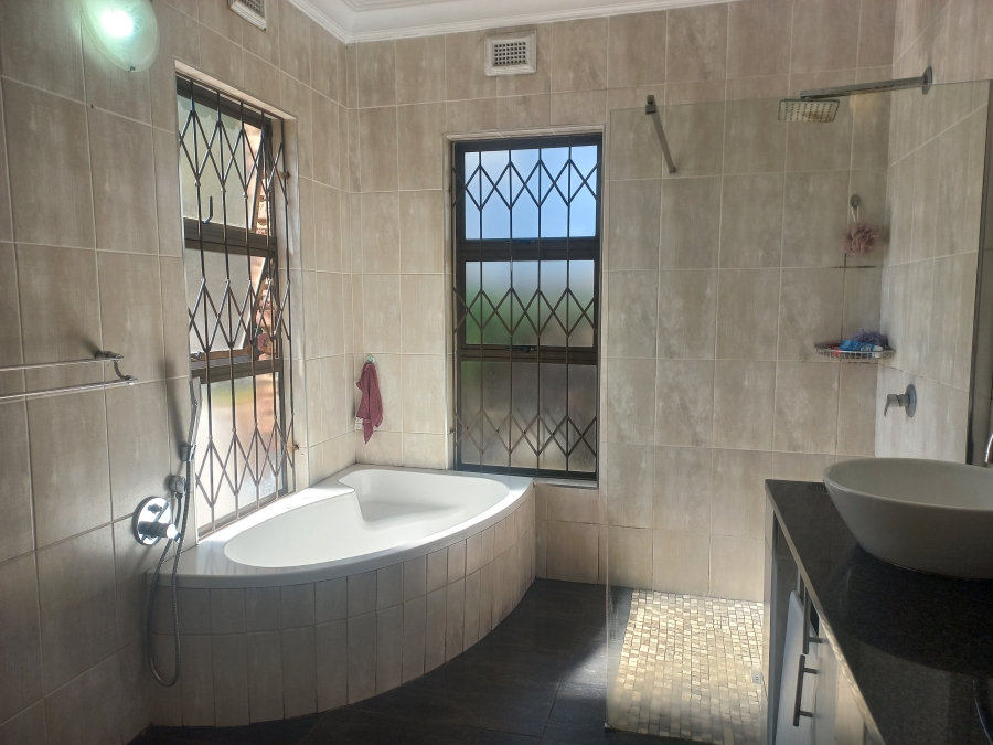 5 Bedroom Property for Sale in Amanzimtoti KwaZulu-Natal