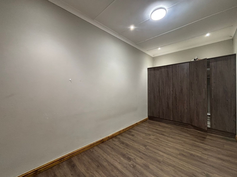 To Let 4 Bedroom Property for Rent in Essenwood KwaZulu-Natal
