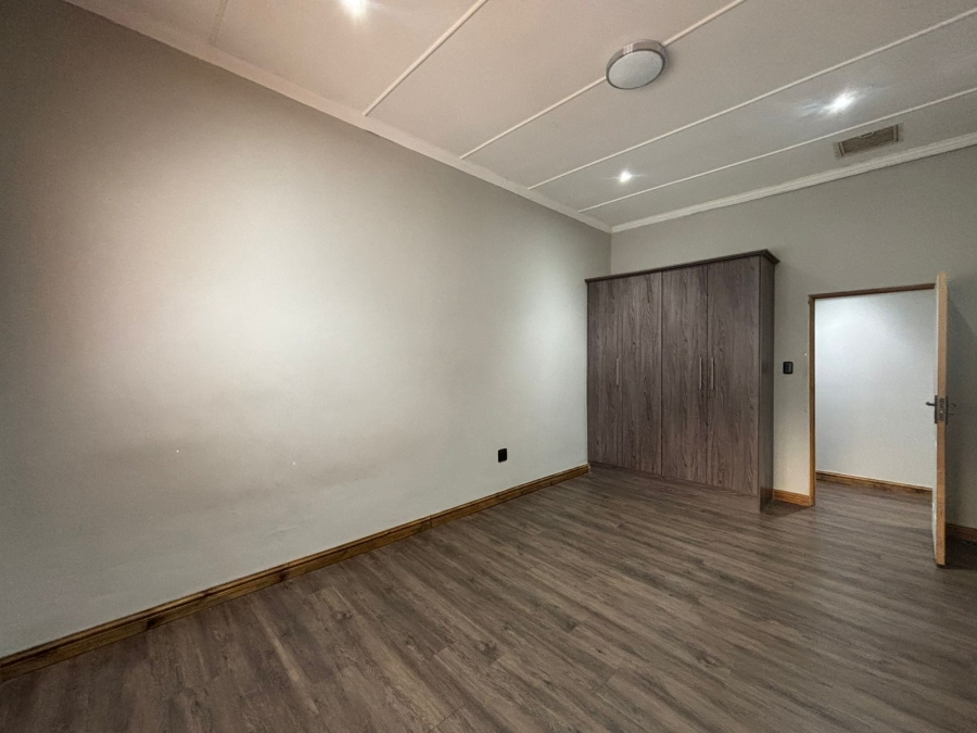 To Let 4 Bedroom Property for Rent in Essenwood KwaZulu-Natal