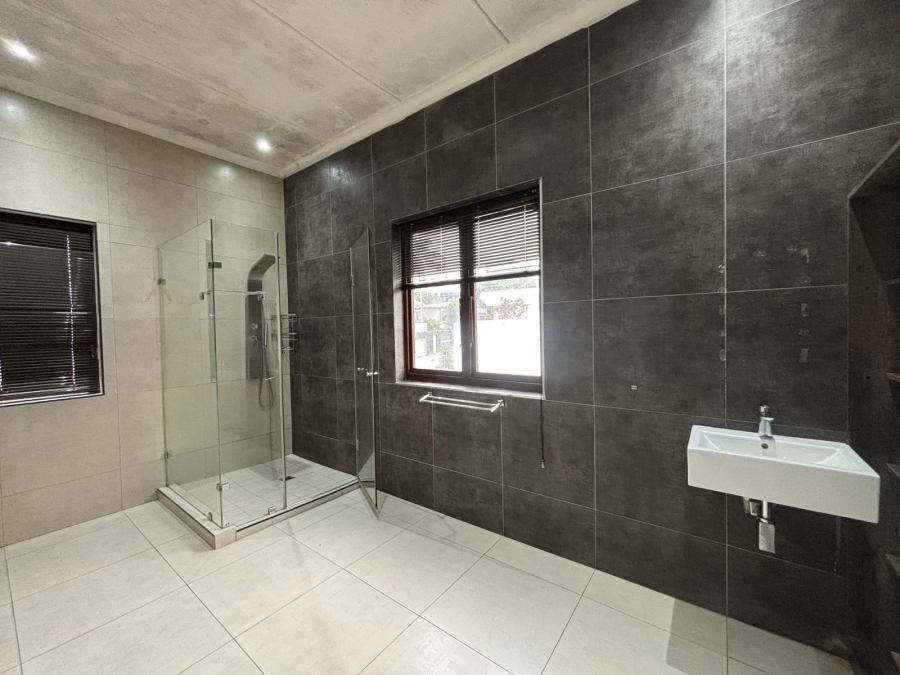 To Let 4 Bedroom Property for Rent in Essenwood KwaZulu-Natal