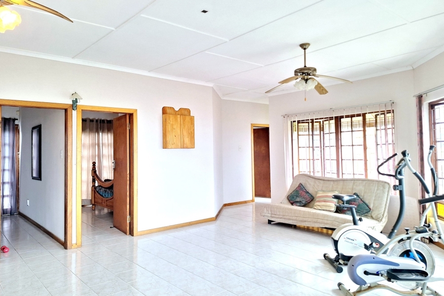 6 Bedroom Property for Sale in Winklespruit KwaZulu-Natal